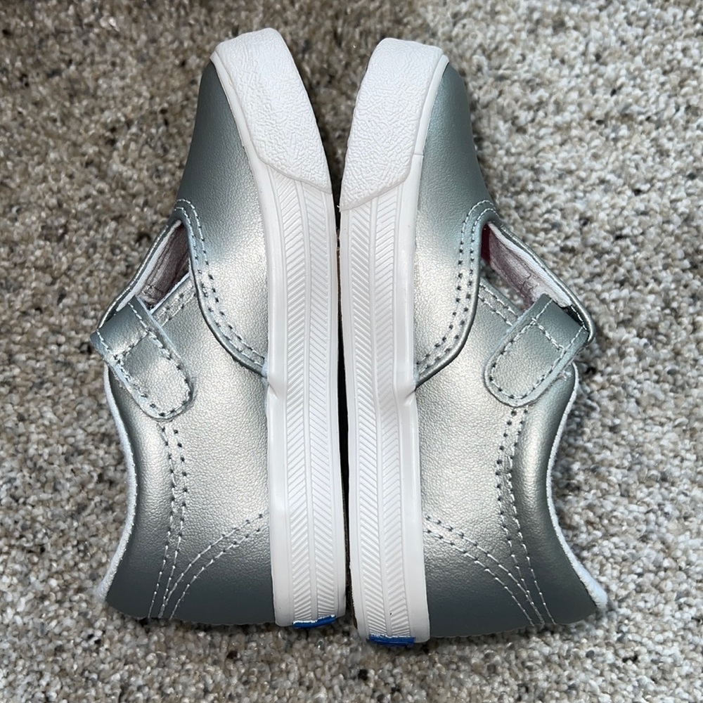 NIB KEDS Daphne T-strap Sneaker SILVER - Picture 4 of 8